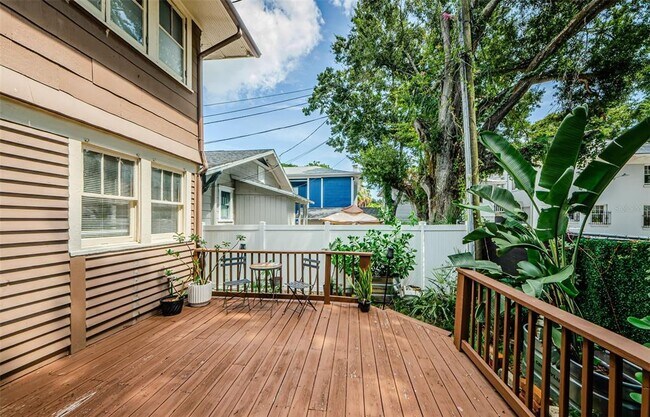 Building Photo - 620 Earle Ave N