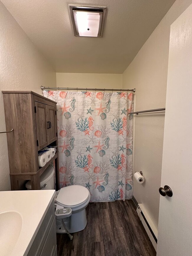 Building Photo - Bottom floor unit close to airport