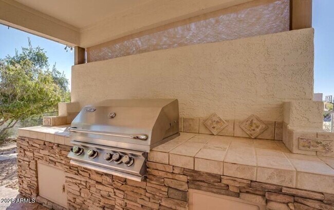 Building Photo - 6121 E Milton Dr