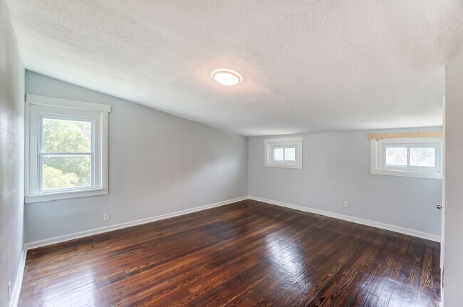 Building Photo - Spacious Four Bedroom in Cincinnati!