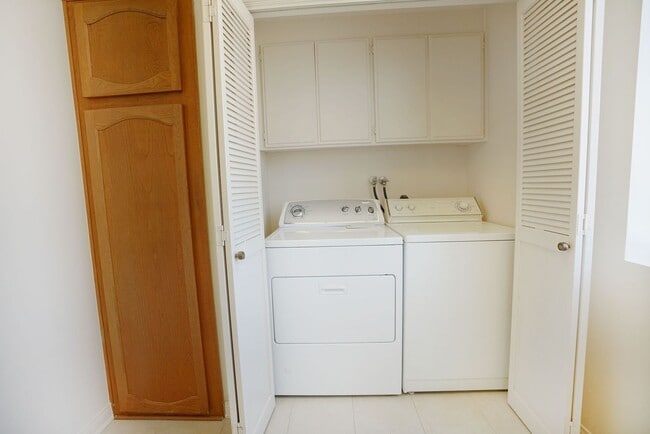 Building Photo - Sunlight Galore 2 Bed / 3Bath + Loft + Sundeck Condo in Westwood!