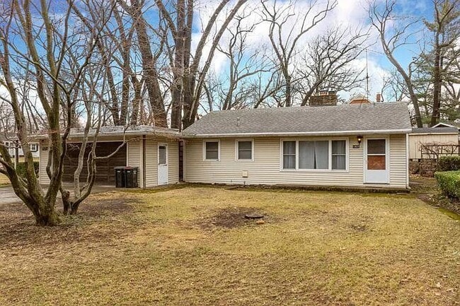 Building Photo - 19025 Oakmont S Dr