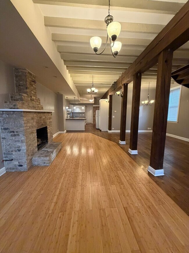 Building Photo - 1357 N Wolcott Ave