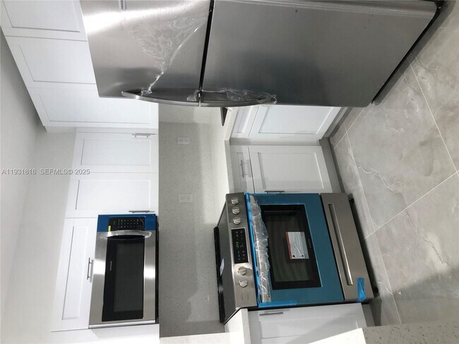 Building Photo - 777 SW 9th Ave