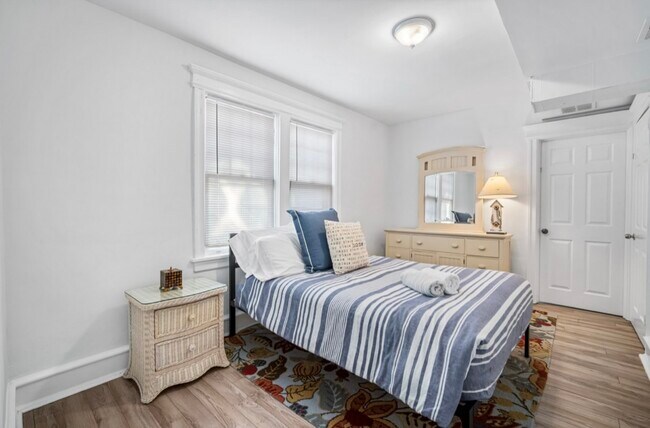 middle bedroom with queen bed - 5 N Newport Ave
