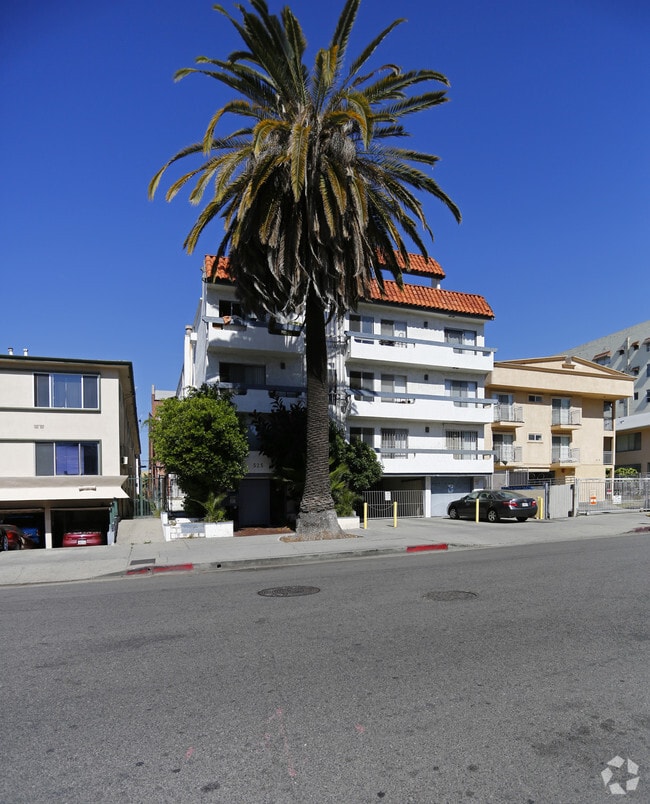 Building Photo - Villa Serena