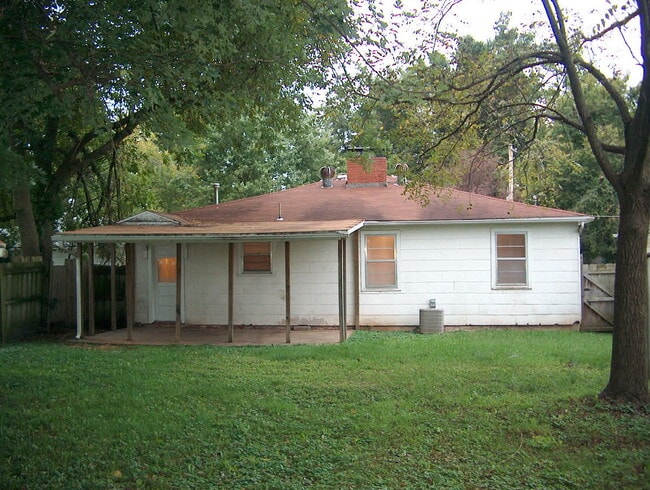 Covered Back Patio - 1040 S Kentwood Ave