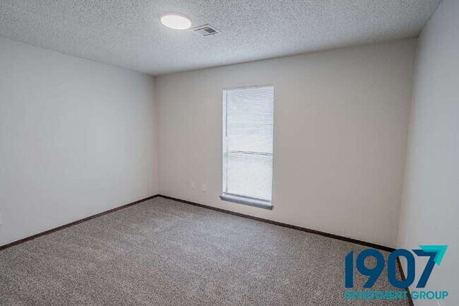 Building Photo - Charming Brick Home with Modern Updates and Large Backyard in Moore!