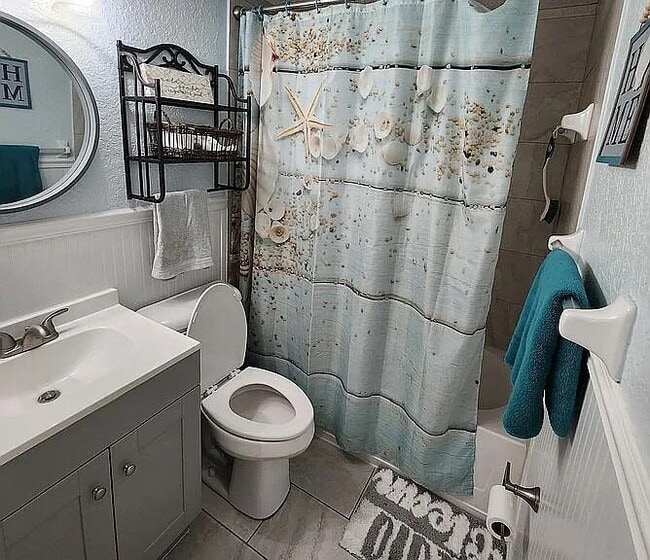 Building Photo - "Charming 4-Bed, 3-Bath Waterfront Home in Weeki Wachee Gardens"