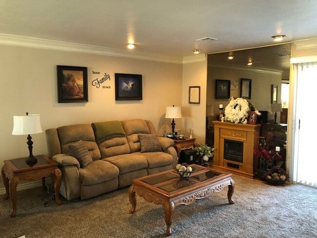 Building Photo - Awesome Shadowbrook Townhome in the Center of it all!