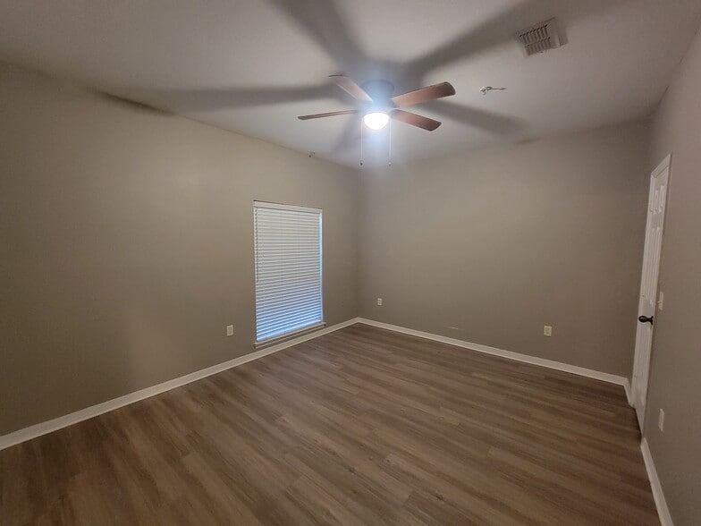 Building Photo - 7800 Point Meadows Dr