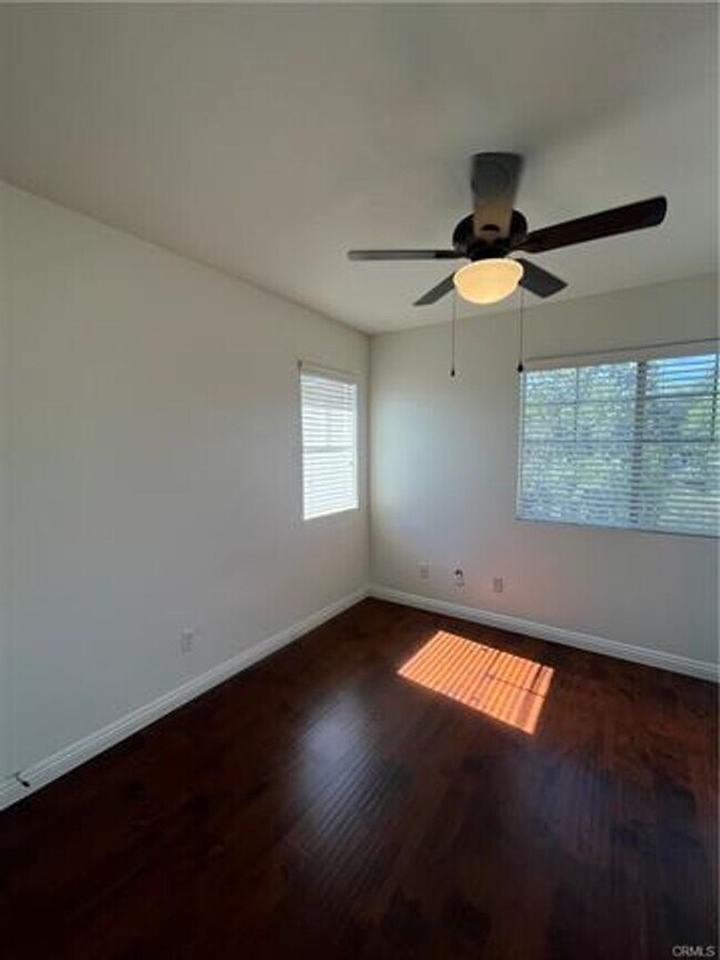 Building Photo - Beautifully designed townhome