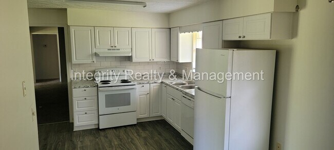 Building Photo - 230 Foxridge Rd