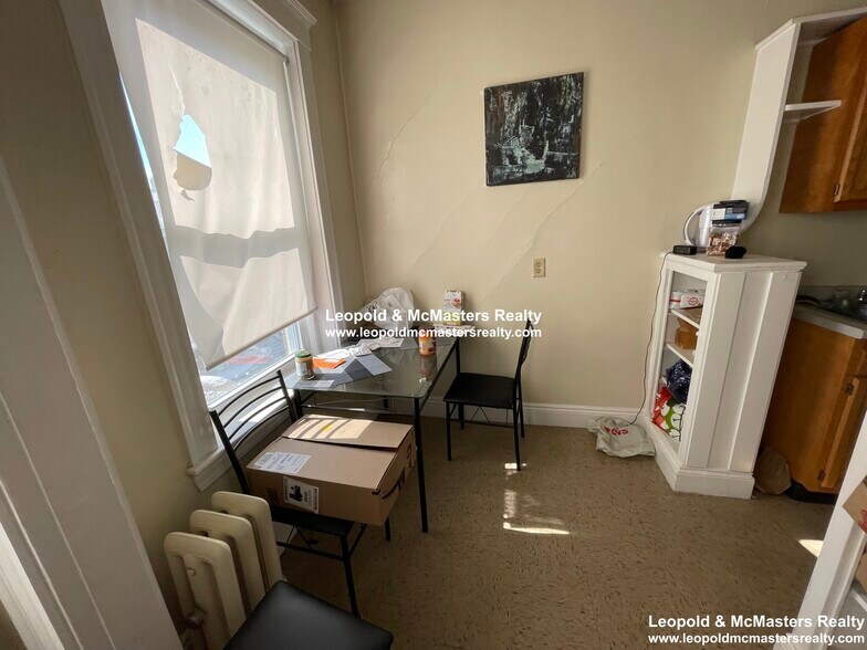 Building Photo - 225 Kelton St