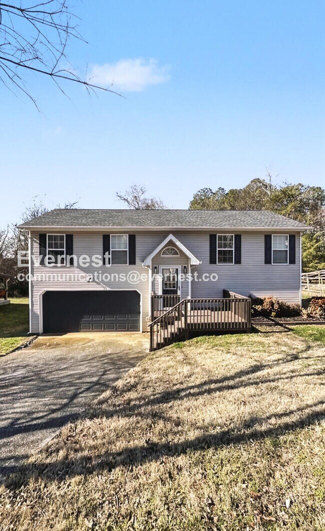 Building Photo - 3 Bed/2.5 Bath Home with Garage / Pet-Friendly / Vouchers Accepted / Available Now!