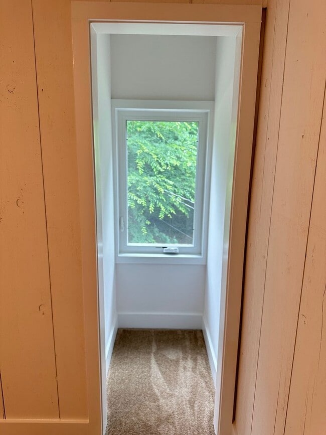 Building Photo - Remodeled Detached Above-Garage Hull Apartment!