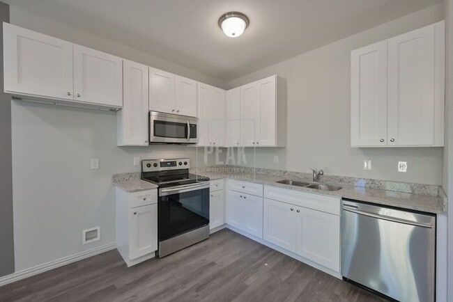 Building Photo - $1475! Stylish 2BR Townhome close to the Stockyards! One month free! Apply by 11/19!