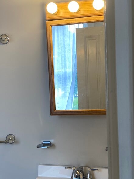 2nd floor - 1108 W 4th St