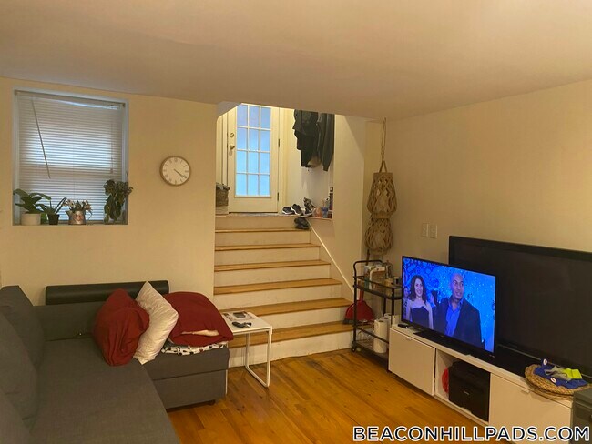 Building Photo - 28 Phillips St