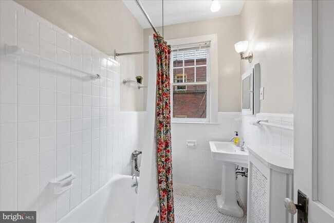 Building Photo - 3028 Porter St NW