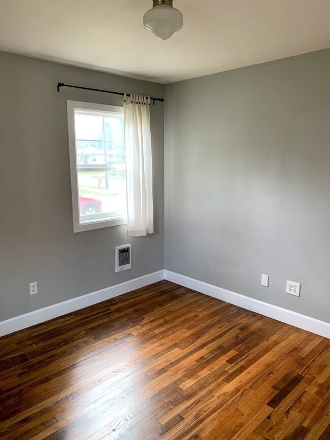 Building Photo - Montavilla 2bd remodeled bungalow. Large k...