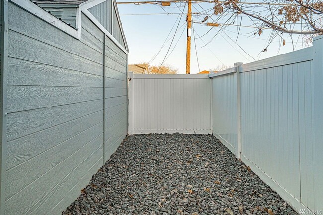 Building Photo - Updated Home W/ Detached Garage
