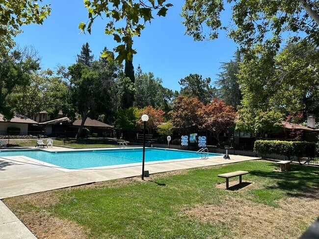Building Photo - 2 Bed 1.5 Bath #B Unit In Roundtree