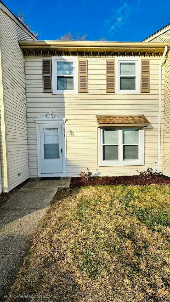 Building Photo - 3 BEDROOM END UNIT TOWNHOUSE FOR RENT IN V...