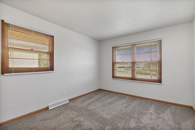 Building Photo - 562 N. Mulford