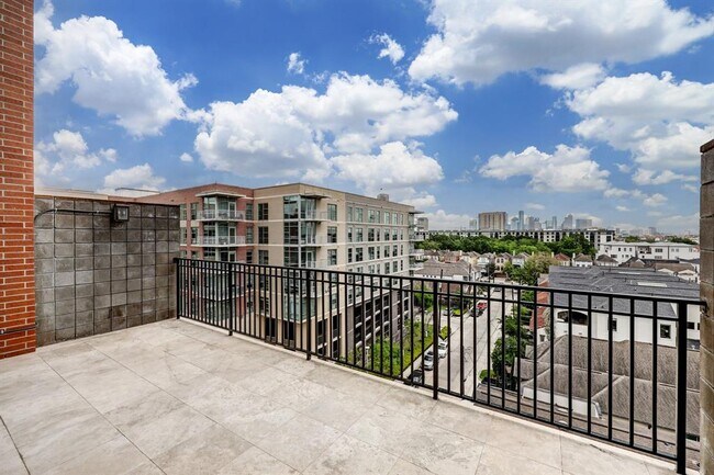 Building Photo - 1025 S Shepherd Dr