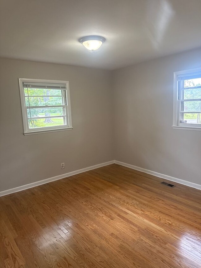 Building Photo - 2BD/1 BA