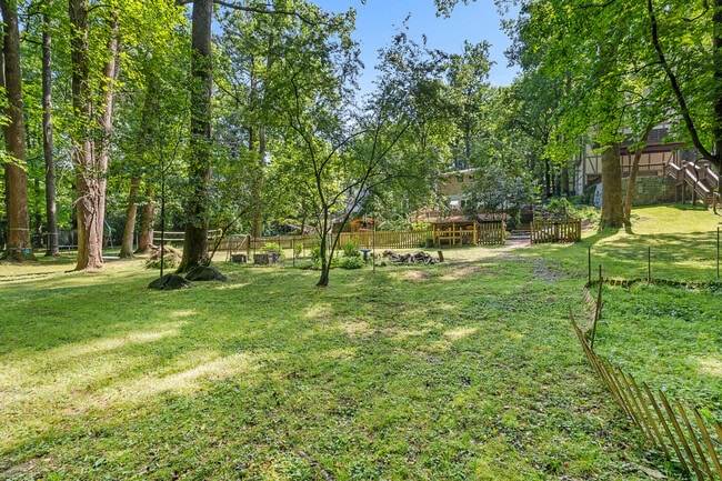 Building Photo - 486 Lakeshore Dr NE