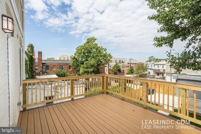 Building Photo - 547 Park Rd NW