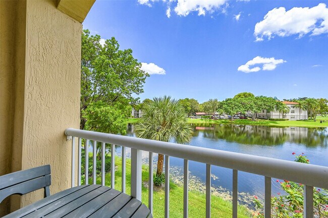 Building Photo - 150 Jacaranda Country Club Dr