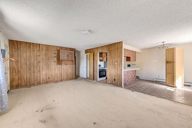 Building Photo - Home with Mountain Views!