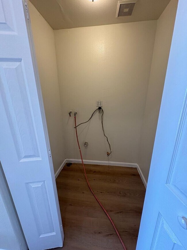 Building Photo - 3 Bed/2 Bath Move In Today! $3,200!