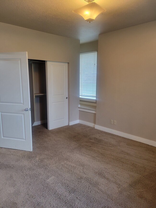 Building Photo - 1031 500 E