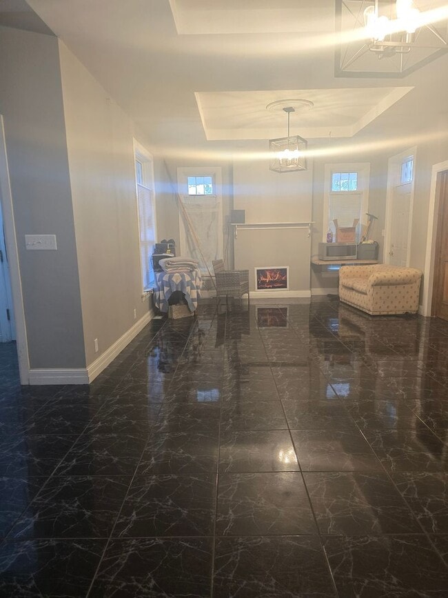 Building Photo - Available for Move In Mid- November!