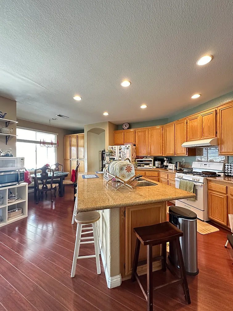 Building Photo - 46073 Via La Colorada