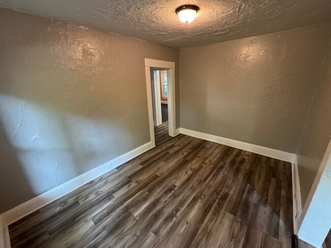 Building Photo - Easy Access to Main Street High Point! - H...