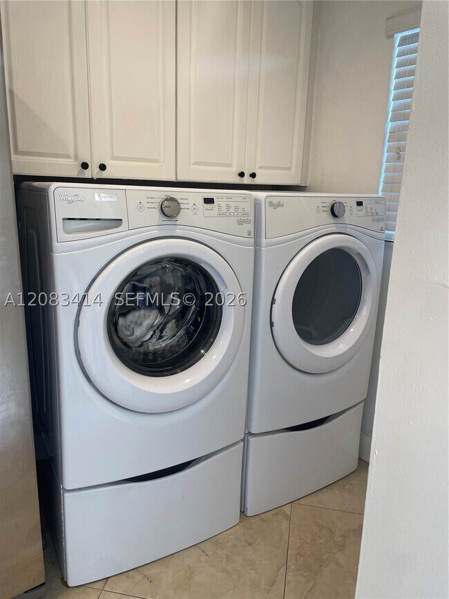 Building Photo - 521 SW 93rd Ct