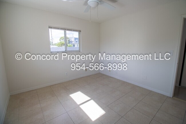 Building Photo - 2nd Floor corner 1/1 in GREAT Location - Pool- Laundry on Site