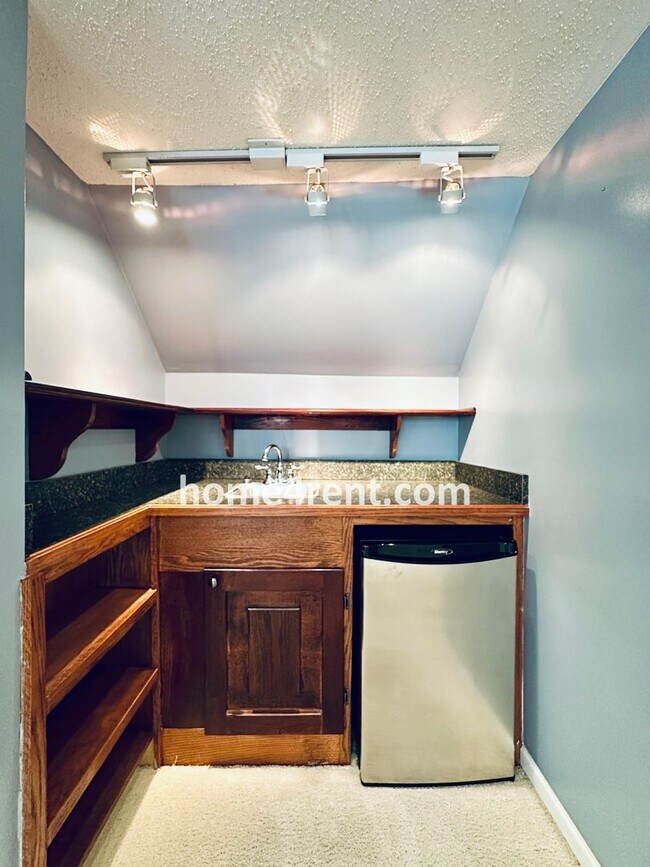 Building Photo - Four Bedroom Olathe Home in a Quiet Neighb...