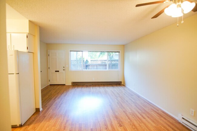 Building Photo - Sullivan's Gulch 1 Bed w/Hardwoods & Walk-...