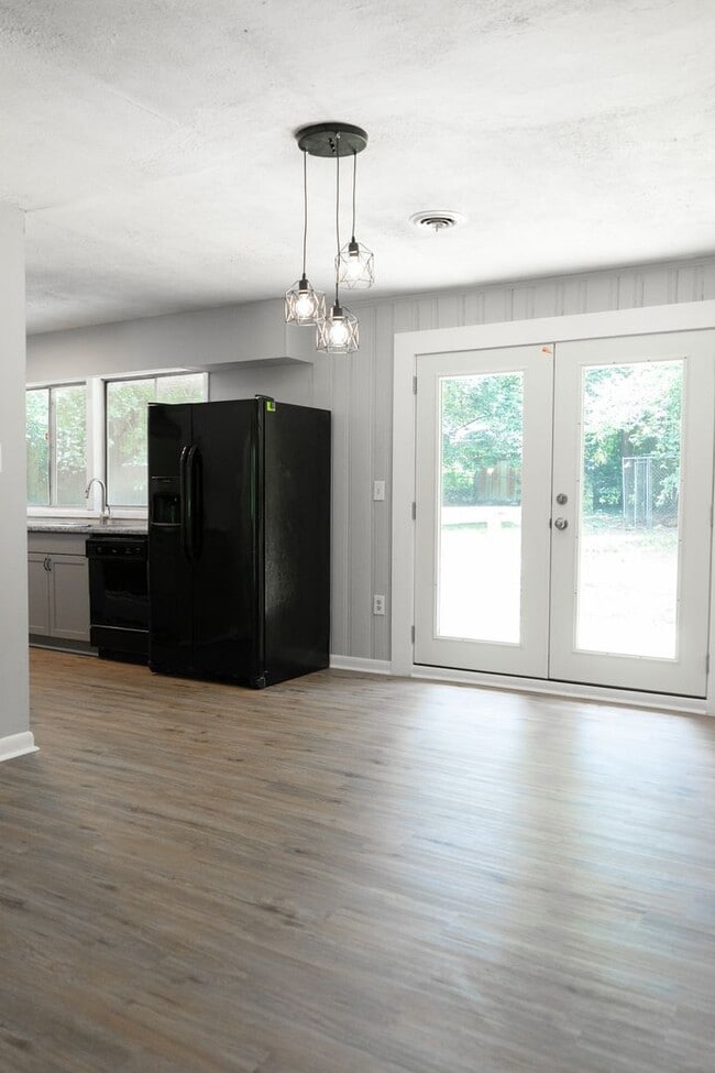 Building Photo - 3336 Oakridge Dr