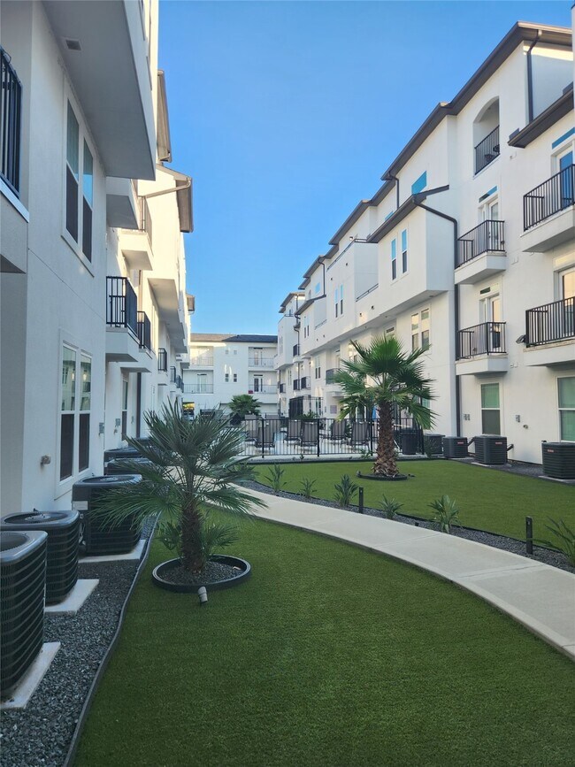 Building Photo - 2445 Shadow View Ln