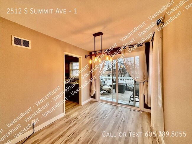 Building Photo - 2512 S Summit Ave