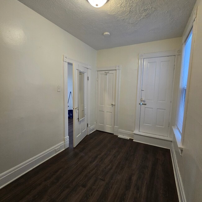 Building Photo - 241 Short St