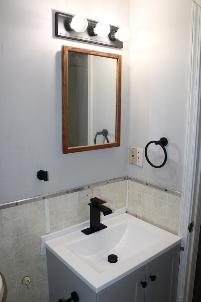 Building Photo - 2bed 1 bath in Independence off Chrysler
