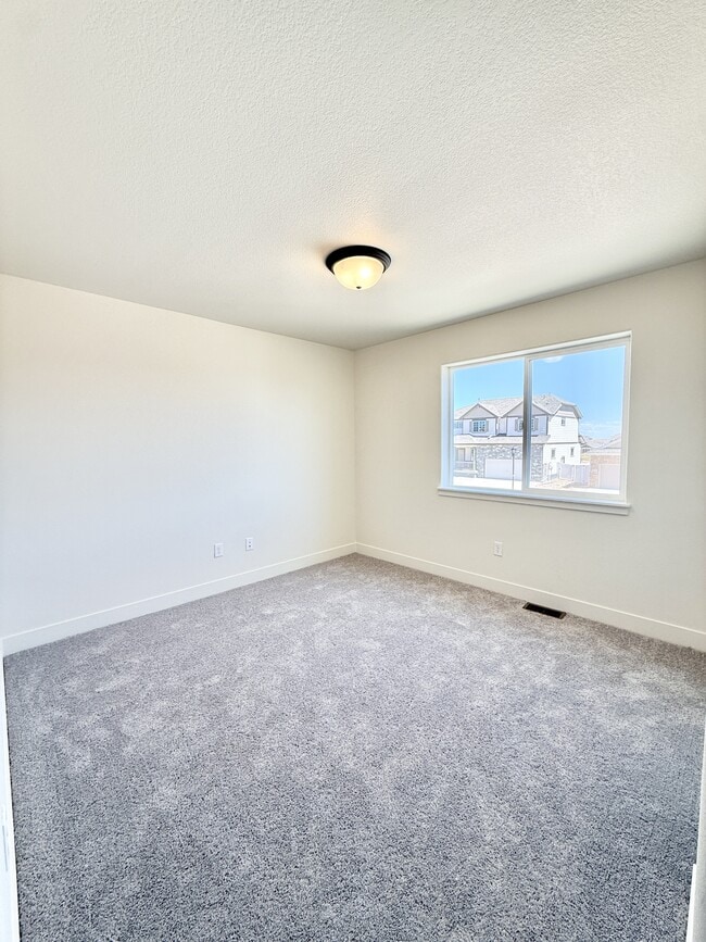 Building Photo - 2392 Jasmine Ln